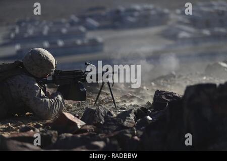 Lance Cpl. Shane S. Murray, eine Maschine Gunner zu Charlie Company, 1.BATAILLON, 3. Marine Regiment zugeordnet, Brände das M249 Light Machine Gun während integrierte Ausbildung Übung (ITX) 2-17 im Bereich 230, die an Bord der Marine Corps Air Ground Combat Center, Twentynine Palms, Kalifornien, Jan. 30, 2017. ITX ist eine kombinierte Waffen übung, die alle Elemente der Marine Air Ground Task Force eine Gelegenheit, Fähigkeiten während der großen Missionen zu nutzen mehr bereit Streitmacht zu werden. 1/3 gegenwärtig als der Bodenkampf Element für diese Übung. Stockfoto