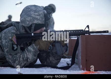 Armee Sgt. Kieth Fitzsimmons, der 574Th Composite Versorgung Firma zugewiesen, 17. Bekämpfung der Erhaltung Unterstützung Bataillon, U.S. Army Alaska, feuert eine M4 Carbine, während die Durchführung von Live-fire sustainment Ausbildung bei Joint Base Elmendorf-Richardson, Alaska, Feb 1, 2017. Die Soldaten, von Fort Wainwright und JBER, nahmen an einem einwöchigen combat Skills Training in der Vorbereitung für eine bevorstehende Bereitstellung. Stockfoto