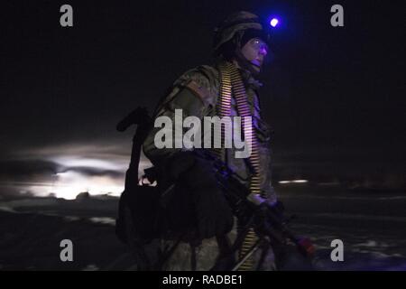 Armee Pfc. Richard Burger, der 574Th Composite Versorgung Firma zugewiesen, 17. Bekämpfung der Erhaltung Unterstützung Bataillon, U.S. Army Alaska, Erträge zu einer Kundgebung nach Durchführung von Kraft - Schutz Erhaltung Ausbildung bei Joint Base Elmendorf-Richardson, Alaska, Feb 1, 2017. Fallschirmjäger aus dem 1 Bataillon, 501 Fallschirm Infanterie Regiment, 4 Infantry Brigade Combat Team (Airborne), 25 Infanterie Division, Anleitung zur Verfügung gestellt und auch als Opposition während der Übung. Die Logistik Soldaten, von Fort Wainwright und JBER, nahmen an einem einwöchigen combat Skills Training ueb Stockfoto