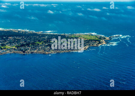 Luftbild von 17 km Fahrt auf der Monterey Halbinsel in Kalifornien aus dem Flugzeug gesehen. an einem sonnigen Tag. Stockfoto