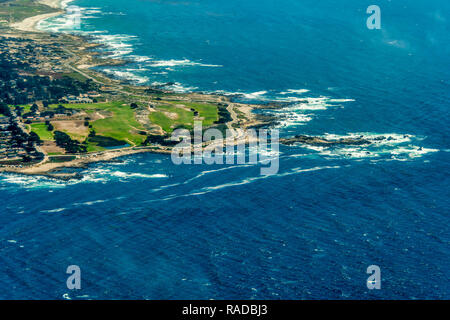 Luftbild von 17 km Fahrt auf der Monterey Halbinsel in Kalifornien aus dem Flugzeug gesehen. an einem sonnigen Tag. Stockfoto