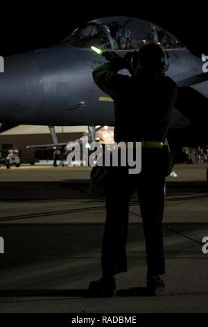 Senior Airman Josua bestreuen, 4 Aircraft Maintenance Squadron Crew Chief, bereitet eine F-15E Strike Eagle während der Übung Coronet Krieger 17-01, 31.01.2017, bei Seymour Johnson Air Force Base, North Carolina zu marshallen. Flieger, die dem zugeordnet 4. AMXS durchgeführt 24-Std.-Betrieb während der Dauer der Übung. Stockfoto