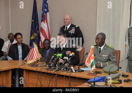 Die Indiana National Guard und der Republik Niger unterzeichnet ein Partnerschaftsabkommen während einer Zeremonie in Niamey, Niger, 23.01.2017, statt. Generalmajor Courtney S. Carr, Adjutant General, Indiana National Guard, und Gen. Seyni Garba, gemeinsame Stabschef des Niger Streitkräfte, machte die Partnerschaft offiziell während einer feierlichen Unterzeichnung durch Vertreter der US-Botschaft in Niger, die Indiana National Guard, der nigrischen Armee, Africa Command der US-Armee und der Indiana Universität besucht. Stockfoto