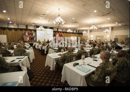 Lt. Gen Charles Luckey, Kommandierender General der US-Armee behält sich vor, spricht mit den Soldaten während der grünen Lasche Unordnung in der Tommy B Community Center auf Joint Base Mc Guire-Dix - Lakehurst, New Jersey, 31.01.2017. Allgemeine Offiziere und Soldaten Führer nahmen an der Konferenz zur Mission Anforderungen für die US-Armee behält sich diskutieren. Stockfoto