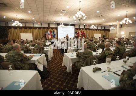 Lt. Gen Charles Luckey, Kommandierender General der US-Armee behält sich vor, spricht mit den Soldaten während der grünen Lasche Unordnung in der Tommy B Community Center auf Joint Base Mc Guire-Dix - Lakehurst, New Jersey, 31.01.2017. Allgemeine Offiziere und Soldaten Führer nahmen an der Konferenz zur Mission Anforderungen für die US-Armee behält sich diskutieren. Stockfoto