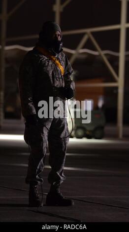 Staff Sgt. Ricardo Grün, Crew Chief, pre-Flüge eine F-15 Eagle auf der Nellis Air Force Base, Nevada 23.01.2017. Flieger von der 125th Fighter Wing bereitgestellt für 3 Wochen auf der Nellis AFB für Red Flag 17-1, die erste Rote Flagge Training der F-35 ein zu integrieren. (Air National Guard Stockfoto