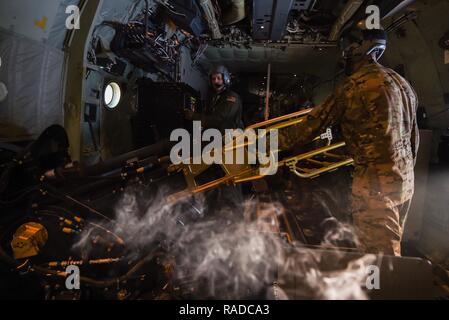 Tech. Sgt. Jarred Huseman, Links, und Tech. Sgt. Oscar Garcia, spezielle Missionen Flieger mit der 1 Special Operations Group, Abteilung 2, laden Sie eine 105-mm-Kanone auf ein AC-130J Ghostrider Gunship, "Angry Annie", während einer Training Mission über Eglin, Fla., Jan. 23, 2017. Die 105 mm Kanone schießt Schalen, wiegen 50 Kilo und mehr als 32 Kg Sprengstoff enthalten. Stockfoto