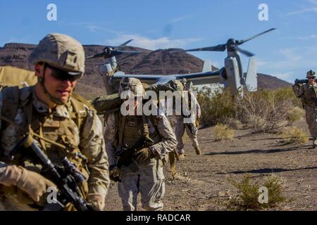 Marines mit 1St Battalion, 7th Marine Regiment, 1st Marine Division, abbauen, eine MV-22 Osprey als Teil der letzten Übung während der integrierte Ausbildung Übung 2-17 bei Marine Corps Air-Ground Combat Center Twentynine Palms, Calif., von Januar 31 bis Februar 2, 2017. ITX ist eine Übung, die alle Teile der Marine Air Ground Task Force zusammen zu bringen, wie man zu trainieren. Marines hastig einen Perimeter gesetzt, sobald Sie den Boden berühren, während Demontage Fischadler in Gefahr. Stockfoto