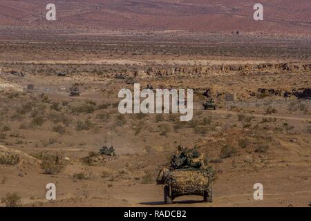 Leichte gepanzerte Fahrzeuge mit 3 Light Armored Reconnaissance Bataillon, 1st Marine Division, fahren Sie durch die Wüste als Teil der letzten Übung während der integrierte Ausbildung Übung 2-17 bei Marine Corps Air-Ground Combat Center Twentynine Palms, Calif., von Januar 31 bis Februar 2, 2017. ITX ist eine Übung, die alle Teile der Marine Air Ground Task Force zusammen zu bringen, wie man zu trainieren. Der LAV-25 ist ein 8-Rad Fahrzeug aus leichte Rüstung Edelstahl und montiert mit einem M242 Bushmaster, einem 25-Millimeter-chain-driven Waffe. Stockfoto