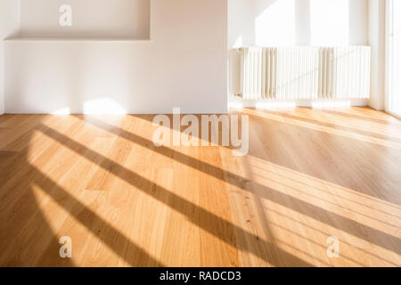 Komplett weiße Wand, Licht in die großen Fenster. Niemand im Inneren Stockfoto