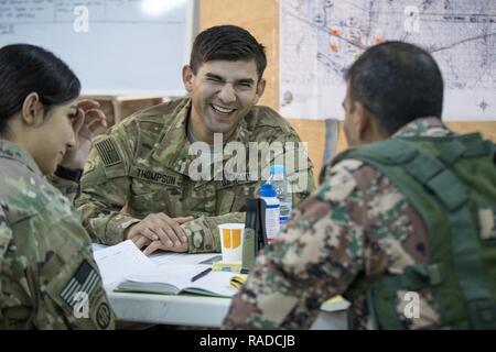 Eine Operations noncommissioned Officer vom 3. gepanzerte Brigade Combat Team, 1. Panzerdivision, unterhält sich mit einem Jordanien Streitkräfte - Arabische Armee Soldat während der Arbeit im Tactical Operations Center, oder TOC, für Übung eifrig Licht 2017, Jan. 30, 2017 bei der gemeinsamen Training Center in Jordanien. Eifrig, Licht ist eine jährliche Übung, dass die Züge sowohl in den USA als auch Jordanischen Truppen auf Bataillon und Brigade level Operationen während des simulierten Kampfszenarien und stellen gleichzeitig beide Kräfte die Gelegenheit, sich kennen zu lernen und die bilaterale Kommunikation verbessern. Stockfoto