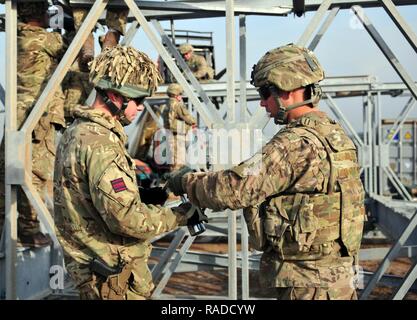 Soldaten des 310Th Multi-Role Brücke Unternehmen gemeinsam mit Ingenieuren aus der britischen Armee eine Acrow Brücke sie zusammen gebaut zu demontieren. Die Acrow Brücke gebaut dazu beigetragen, die Fähigkeiten der US-amerikanische und britische Ingenieure in Vorbereitung irakischen Armee Brücke Ingenieure im Camp Taji, Irak, 31.01.2017, Zug abzuziehen. Die 310Th MRBC ist an die 153 Techniker Bataillon, 176 Engineer Brigade (Task Force Chaos) zugeordnet. Stockfoto