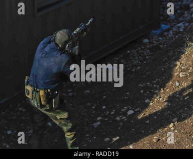 Ein Norwegischer Soldat fungiert als Feind während urban Operations Training mit peshmerga Soldaten in der Nähe von Erbil, Irak Januar 17. Das Training wurde von der norwegischen und niederländischen Streitkräften als Teil der Kurdischen Training Coordination Center, die Combined Joint Task Force - inhärenten Gebäude Partner klären als globale Koalition für die Ausbildung Werke gewidmet, die Beratung und Unterstützung der kurdischen Truppen ISIL im Irak zu besiegen. Stockfoto