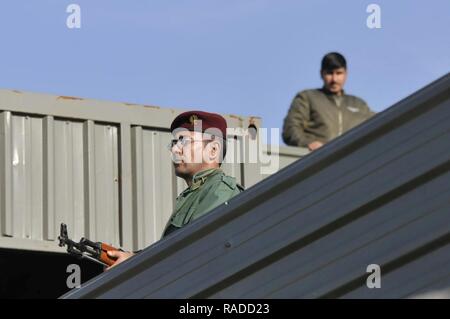 Ein peshmerga Soldat steht Wache während urban Operations Training in der Nähe von Erbil, Irak. Die norwegischen und niederländischen Militärs, Teil der Kurdistan Training Coordination Center, beaufsichtigte Ausbildung ist der Tag, den der einzelnen Bewegung Techniken enthalten, Counter IED und Einlasskontrolle verfahren. Die KTCC ist eine multi-nationale Koalition für die Ausbildung, Beratung und Unterstützung der kurdischen Truppen ISIL im Irak zu besiegen. Stockfoto