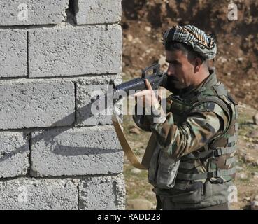 Ein peshmerga Soldat steht Wache während urban Operations Training in der Nähe von Erbil, Irak. Niederländische und norwegische Soldaten, Teil der Kurdistan Training Coordination Center, beaufsichtigte Ausbildung ist der Tag, den der einzelnen Bewegung Techniken enthalten, Counter IED und Einlasskontrolle verfahren. Die KTCC ist eine multi-nationale Koalition für die Ausbildung, Beratung und Unterstützung der kurdischen Truppen ISIL im Irak zu besiegen. Stockfoto