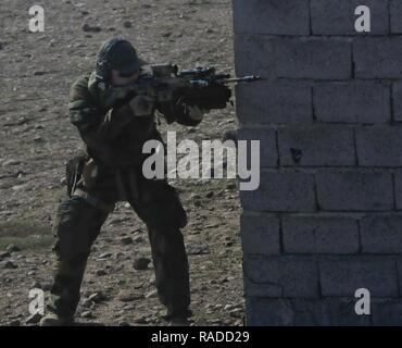 Ein Norwegischer Soldat fungiert als Feind während urban Operations Training mit peshmerga Soldaten in der Nähe von Erbil, Irak Januar 17. Niederländische und norwegische Soldaten, Teil der Kurdistan Training Coordination Center, beaufsichtigte Ausbildung ist der Tag, den der einzelnen Bewegung Techniken enthalten, Counter IED und Einlasskontrolle verfahren. Die KTCC ist eine multi-nationale Koalition für die Ausbildung, Beratung und Unterstützung der kurdischen Truppen ISIL im Irak zu besiegen. Stockfoto