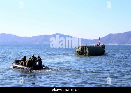 CHINHAE, Südkorea (Jan. 23, 2017) Seabees von Naval Mobile Konstruktion Bataillon (NMCB) 5 und Marines aus 6., 7., 8. und 9. Marine Engineer Support Bataillons arbeiten mit Marines aus der Republik Korea (ROK) bei IRB-Operationen. NMCB 5 ist der Einsatz westlicher Pazifik NMCB bereit, größeren Kampfhandlungen, die humanitäre Hilfe zu unterstützen und Disaster Relief Operations und allgemeinen Maschinenbau und der Unterstützung der Navy, Marine Corps und gemeinsamer operativer Kräfte zur Verfügung zu stellen. Homeported aus Port Hueneme, Calif., NMCB 5 hat 12 Loslösung Standorten eingesetzt, die in den Vereinigten Stockfoto