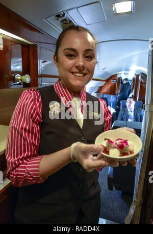 Staff Sgt. Herbst Murphy, 99th Airlift Squadron Flight Attendant, zeigt eine spezielle Salat, die Sie in das Thema der Valentines Tag erstellt, während eines Fluges von Joint Base Andrews, Maryland, in Panama City, Panama, Jan. 27, 2017. Die Mission wurde ein Off-station Trainer, die OPPORTUN für Piloten ist zur Feinabstimmung ihrer Ansätze und Anlandungen, perfekt für Kommunikationssysteme Betreiber zu aktualisieren Zertifizierungen erlangen oder; und auch die Prime Time für FAs zu testen oder Master kulinarischen Ideen Sie verbrachte Stunden Ihrer Zeit zu erfinden. Stockfoto