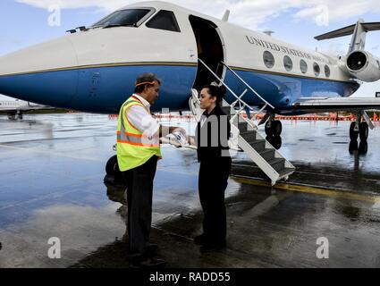 Staff Sgt. Herbst Murphy, 99th Airlift Squadron Flight Attendant, stellt Pässe und Zollpapiere zu einem Flughafen offizielle am Flughafen Liberia, Costa Rica, Jan. 28, 2017. FAs werden gezielt für die bemannte und gemietet von jedem Soldaten Air Force Specialty Code Sicherheit Experten zu werden, Zoll Spezialisten und kulinarische Künstler. Stockfoto