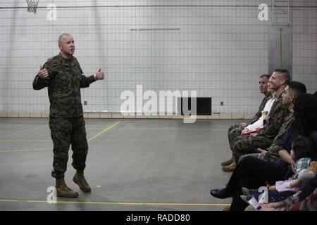 Brigadier General Michael F. Fahey, Kommandierender Offizier der Force Headquarters Group (FHG), Adressen Teilnehmern während 4 Law Enforcement Bataillon Ändern des Befehls Zeremonie am 21. Januar 2017, am Hauptsitz des Bataillons in St. Paul, Minnesota. Während das Ändern des Befehls Zeremonie, Col Michael Bracewell (sitzend, 3. von links) Befehl aufgegeben von 4 LEB auf eingehende kommandierender Offizier LtCol Johnny Gutierrez (sitzend, 4. von links). 4. Strafverfolgung Bataillon (4. LEB), eine untergeordnete Einheit von FHG, ist eine Reserve Marine Corps Military Police battalion. Mit Hauptsitz in St Stockfoto