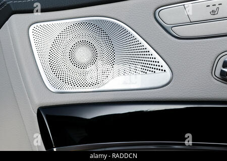 Türgriff mit Power seat-Tasten eines Luxus Pkw. Weißes Leder Interieur des luxuriösen, modernen Auto. Modernes Auto Details im Innenraum Stockfoto