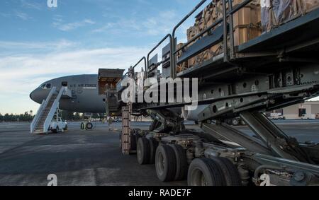 Antenne-Flieger von der 821St Contingency Response Group, verwenden Sie ein K-Lader Fracht auf einem KC-10 Extender Flugzeuge von Travis Air Force Base, Calif., Jan. 23, 2017 zu laden, an Joint Base Lewis-McChord, Washington. Flieger von der 821St Contingency Response Group, übte ihre Fähigkeit, humanitäre Bemühungen während der Übung Drachen Atem an JBLM und Fairchild Air Force Base zu unterstützen. Stockfoto