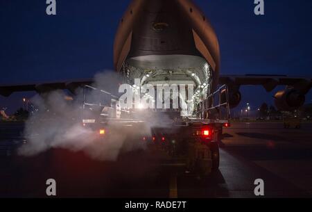 Flieger von der 821St Contingency Response Squadron, verwendet eine K-Lader Fracht auf einem C-17 Globemaster III Flugzeuge Jan. 26, 2017 zu laden, an Joint Base Lewis-McChord, Washington. Flieger von der 821St Contingency Response Group, übte ihre Fähigkeit, humanitäre Bemühungen während der Übung Drachen Atem an JBLM und Fairchild Air Force Base zu unterstützen. Stockfoto