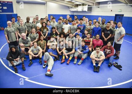 TACOMA, Washington (Jan. 31, 2017) - All-Navy Wrestling Programm Matrosen posieren für ein Foto mit Trainer und Studenten nach einer Klinik durch die All-Navy Wrestling team Washington an der High School erleichtert. Die Klinik wurde von der Schule organisiert, Fähigkeiten, entwickelt Mentorate und die Kameradschaft zwischen den Seeleuten und Studenten gefördert und Freistil und griechisch-römischen Stile von Ringen zwischen den Streitkräften und der All-Navy Programm Sport praktiziert. Stockfoto