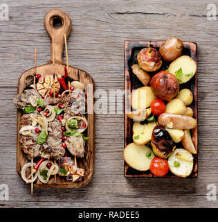 Rindfleisch Shish Kebab. Grill Fleisch auf Holzspieße. Eastern Food Stockfoto