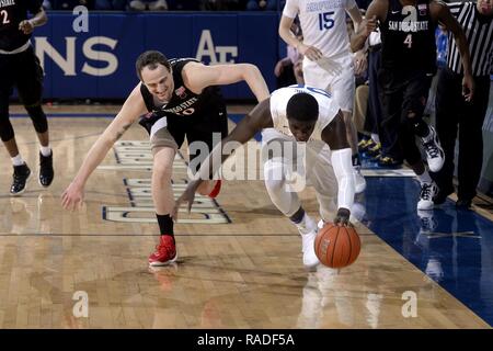 Trevor Lyons, ein Jüngeres, bricht sich von San Diego Matt Shrigley als Air Force Falcons konferenzrivale San Diego State University in der US Air Force Academy Clune Arena in Colorado Springs, Colorado, Jan. 21, 2017 gehostet wird. Lyons zählte 15 Punkte, einschließlich einer kritischen kostenlos mit 22 verbleibenden Sekunden die Falken auf der Oberseite zu werfen. Die Falken besiegten die Azteken 60-57. Der Sieg schnappt drei - Schlusser Streifen. Stockfoto