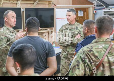 Generalmajor Joseph M. Martin, Kommandierender General, Combined Joint Forces Land Komponente Command-Operation inhärenten lösen und die 1 Infantry Division, besuche eine Koalition und die irakischen Sicherheitskräfte "Joint Operations Center zu Qayyarah West Airfield, Irak, Jan. 26, 2017. Koalition und Partner Streitkräften besetzt Qayyarah West Flugplatz eine Inszenierung für die ISF zur Verfügung zu stellen, wie sie Operationen Mossul von isil zu wiederholen. CJFLCC ist Teil der Combined Joint Task Force-Operation inhärenten lösen, der globalen Koalition zu besiegen ISIL im Irak und in Syrien. Stockfoto