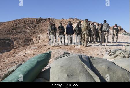 Ein britischer Trainer ab 4. Bataillon, "Die Gewehre" beauftragt die irakischen Sicherheitskräfte Soldaten während der Bestellung Ausbildung bei Al Asad Air Base, Irak, Jan. 29, 2017. FCO Training hilft ISF Soldaten zu erkennen und das Feuer auf ein Ziel effektiv durch die Identifizierung von Gruppe, Reichweite, Indikation und Ziel. Ausbildung auf den Aufbau der Kapazitäten Websites ist ein integraler Bestandteil der Combined Joint Task Force - Betrieb die Lösung der Aufwand ISF Personal auszubilden, eine globale Koalition zu besiegen ISIL im Irak und in Syrien. Stockfoto