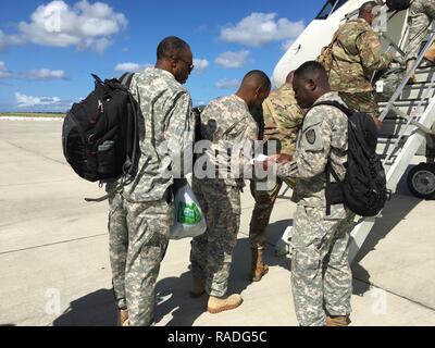 Mitglieder der seiner 661 Militär Polizei Recht & Ordnung Loslösung und die Einheit Dienst, Virgin Islands National Guard Bord ihrer Flugzeuge an den Distrikt von Columbia für die Unterstützung der 58 Präsidentschafts-einweihung, 31.01.18, zu reisen. Zwei dieser Mitglieder, Kapitän Dion Christopher, VING Kaplan, und Sgt. Terry Phillip, an der Einweihung auf eine religiöse Mission. Stockfoto