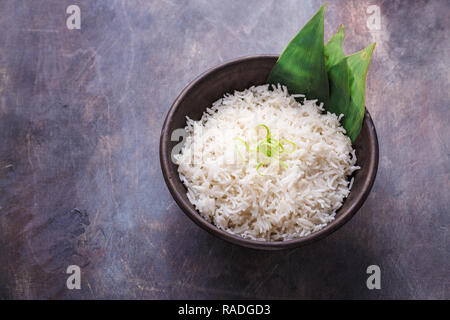 Nasi Lemak oder Malaiischen Duftreis in Kokosmilch und pandan Blatt gekocht, Kopie Raum Stockfoto