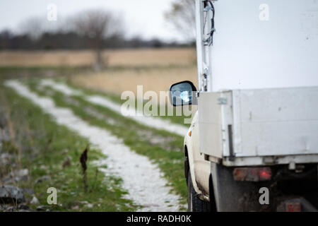 4x4 Lkw auf abgelegenen Feldweg. Moody Herbstmorgen. Stockfoto