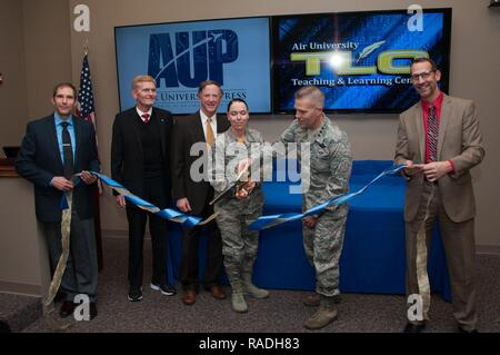 Maxwell AFB, Ala-Generalleutnant Steven Kwast, Commander und der Präsident der Universität, und die Universität Befehl Chief, Chief Master Sgt. Julia Gudgel, offiziell geöffnet AU Lehren und Lernen Zentrum und der Universität Presse Jan. 27, 2017 öffnen. Das Zentrum ist ein Ort, wo Menschen zusammen kommen können und neue Technologien erforschen, Ideen austauschen und die experiement mit Techniken und sie auf eine Art und Weise, aussagekräftig AU sind. Begleitende Kwast und Gudgel, von links nach rechts Dr. Shane Duncanson, TLC Schreiben Lab Manager, Dr. Dale Hayden, University Press, Direktor, Dr. Anth Stockfoto