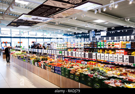 Innenraum der Lidl Supermarkt, nördlich von Toulouse (Frankreich). Lidl Discounter. Obst und Gemüse Zähler*** Local Caption Stockfoto