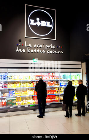 Innenraum der Lidl Supermarkt, nördlich von Toulouse (Frankreich). Lidl Discounter. Regale und Slogan ÒLidl, Le Vrai prix des b Stockfoto