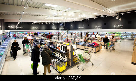 Innenraum der Lidl Supermarkt, nördlich von Toulouse (Frankreich). Lidl Discounter. Kunden in der Mitte der Regale Stockfoto