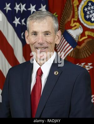 Robert Speer, amtierende Sekretär der Armee, stellt für seine offizielle Portrait in der Armee portrait Studio in das Pentagon in Arlington, Virginia, Jan. 27, 2017. Stockfoto