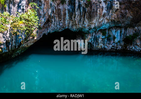 Feder des Fluss Buna unter der Höhle in Blagaj Stockfoto