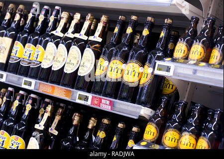 Bier Counter in einem "Auchan" SB-Warenhaus Poster "Saveurs de Oder - Notre Terroir". Ch'ti, 3 Monts und Seite 24, Bier für das Halten. Stockfoto