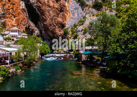 Vrelo Bune oder Buna Quelle in Blagaj. Berühmte touristische Attraktion im Sommer Stockfoto