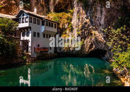 Vrelo Bune oder Buna Quelle in Blagaj. Berühmte touristische Attraktion im Sommer Stockfoto