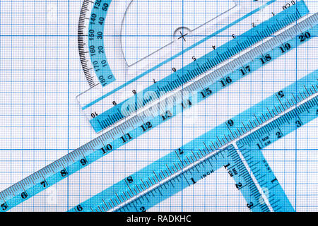 Hintergründe und Texturen: Gruppe aus transparentem Kunststoff Lineale, auf Millimeterpapier angeordnet, pädagogische Abstract Stockfoto