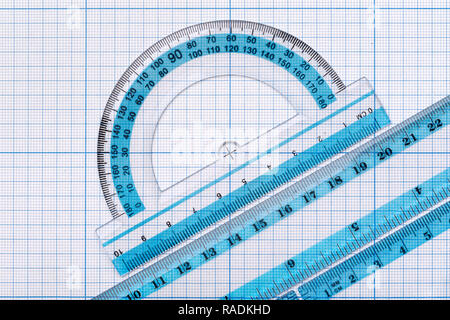 Hintergründe und Texturen: Gruppe aus transparentem Kunststoff Lineale, auf Millimeterpapier angeordnet, pädagogische Abstract Stockfoto