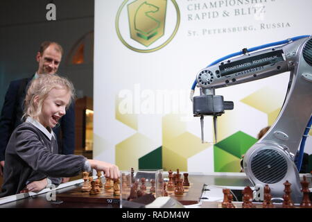 St. Petersburg, Russland - 27 Dezember, 2018: Roboter spielen Schach mit einem Mädchen in der Ausstellungshalle Manege während der Welt Schnelle und Blitz Chess Championship Stockfoto