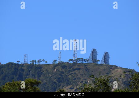 Kommunikation und Ausrüstung montiert auf dem Gipfel des Mount Sto. Tomas in Tuba, Benguet, Philippinen gesehen von verschiedenen Standorten aus. Stockfoto