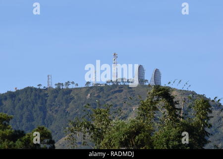 Kommunikation und Ausrüstung montiert auf dem Gipfel des Mount Sto. Tomas in Tuba, Benguet, Philippinen gesehen von verschiedenen Standorten aus. Stockfoto