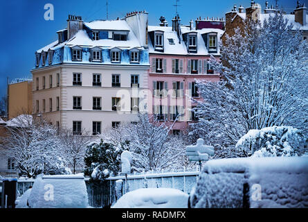 Schneebedeckte Straßen von Paris im Winter, Frankreich Stockfoto